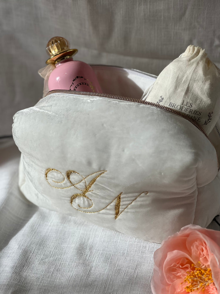 Trousse de toilette brodée au fil d'or