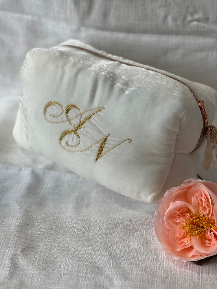 Trousse de toilette brodée au fil d'or