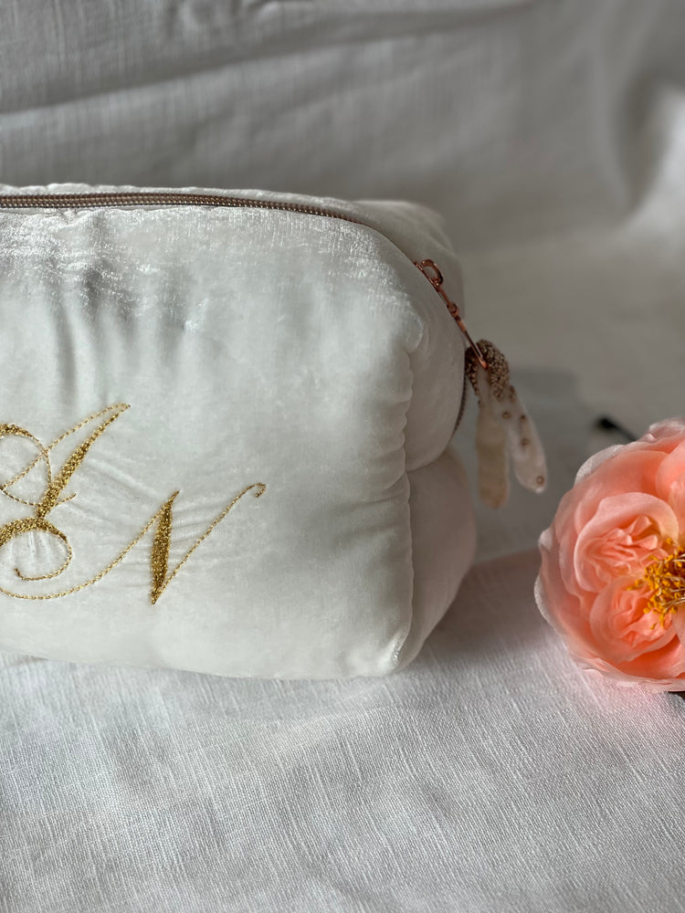 Trousse de toilette brodée au fil d'or