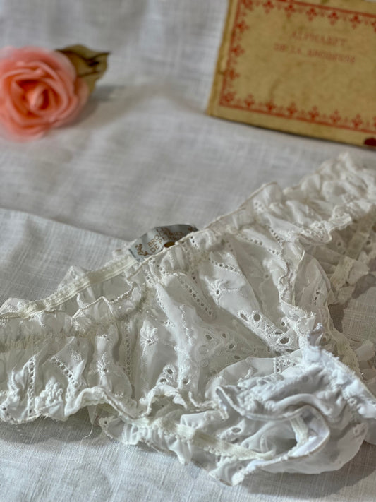 Culotte bloomer brodée en dentelle