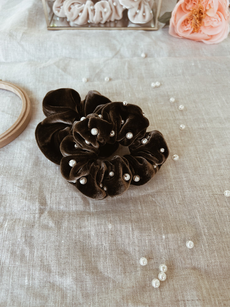 Chouchou en velours de soie brodé