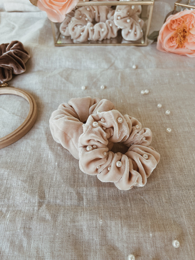 Chouchou en velours de soie brodé