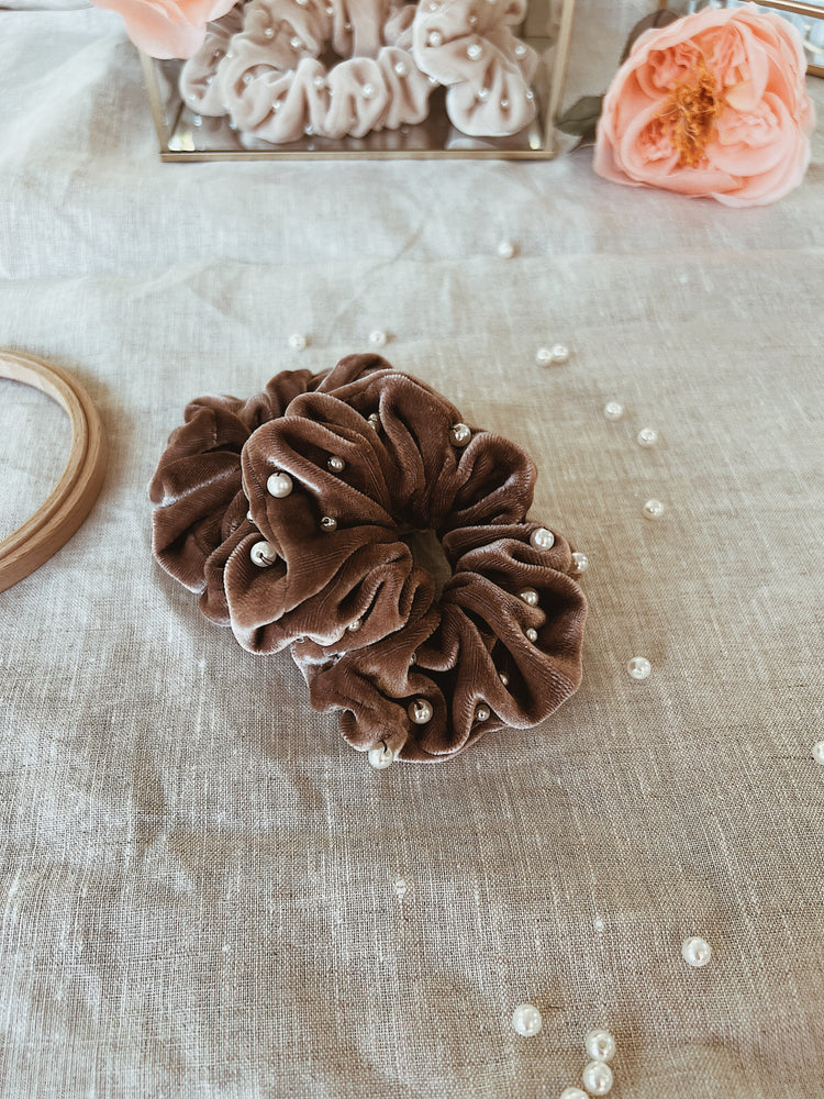 Chouchou en velours de soie brodé