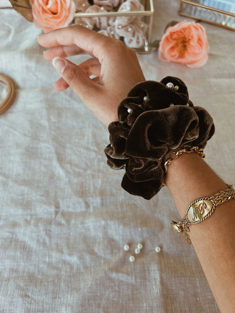 Chouchou en velours de soie brodé