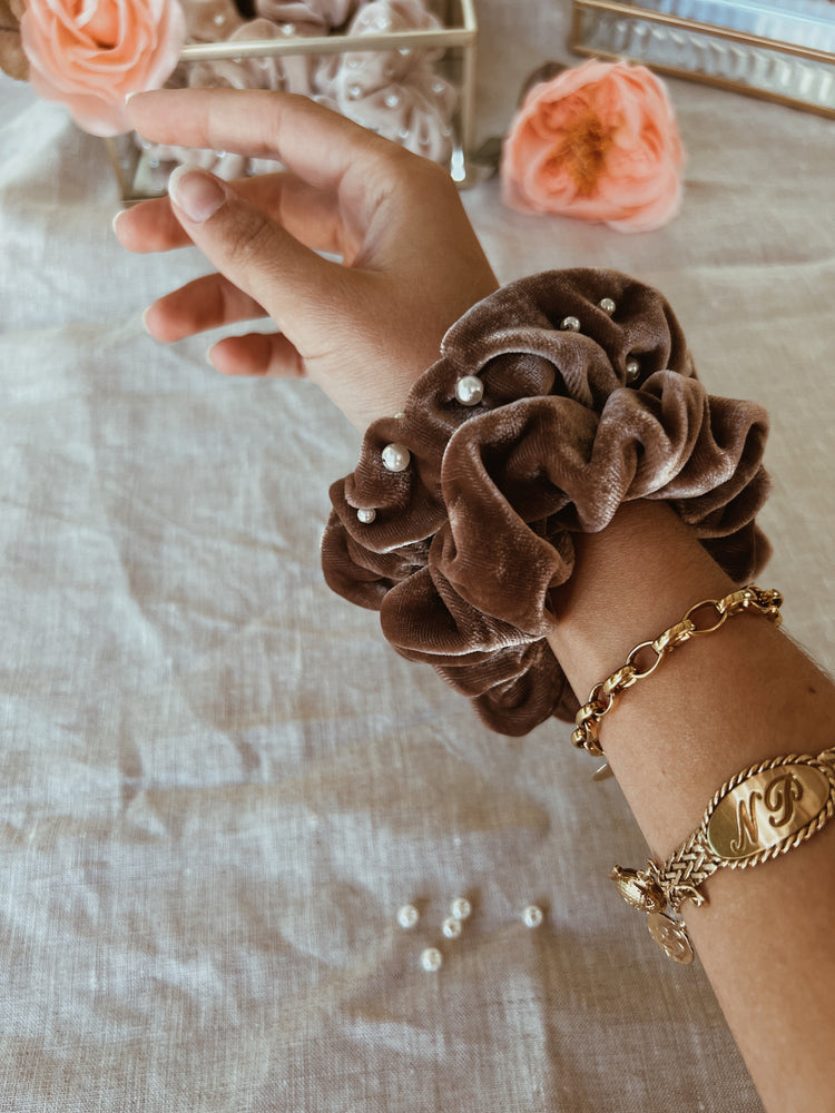 Chouchou en velours de soie brodé