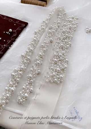 ceintures et poignets brodés à l'aiguille