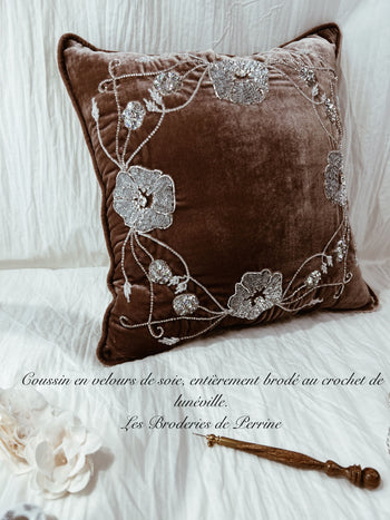 coussin en velour brodé