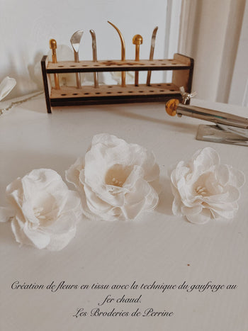 création fleurs en tissu gaufrage