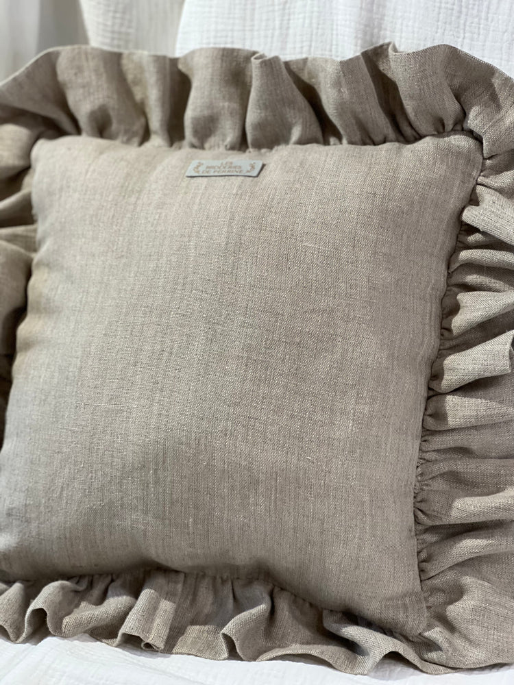 Coussin lin monogramme et broderie blanche, à volants