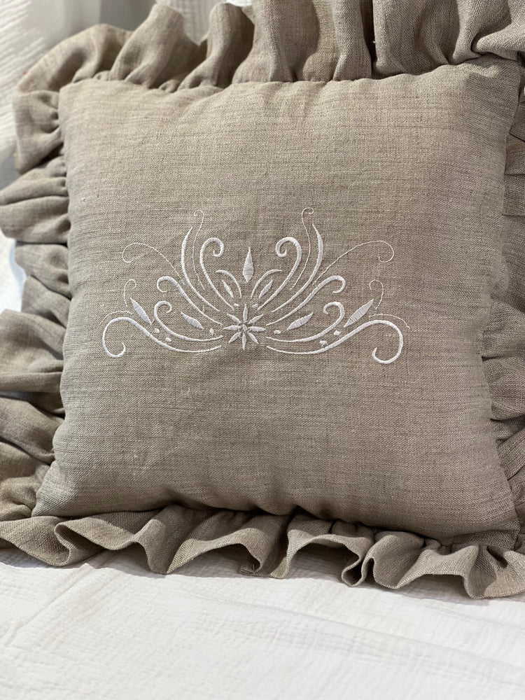 Coussin lin monogramme et broderie blanche, à volants