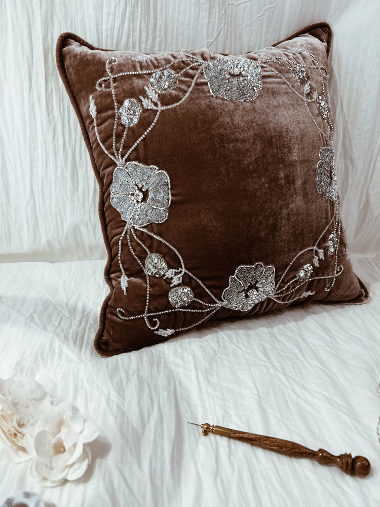Coussin en velours brodé