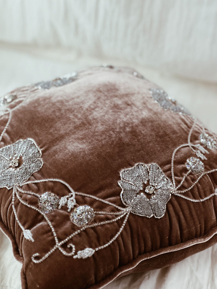 Coussin en velours brodé