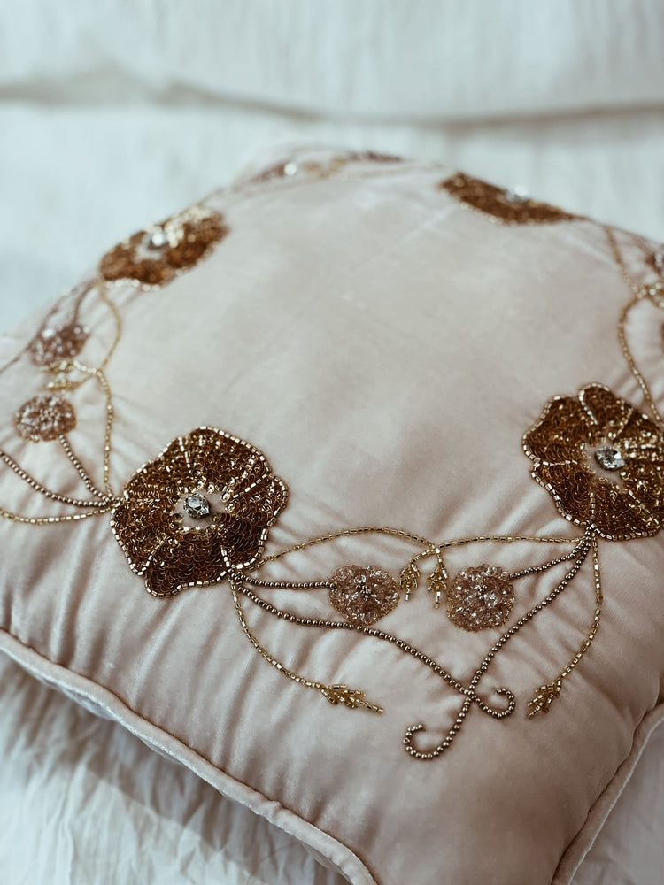 Coussin en velours brodé