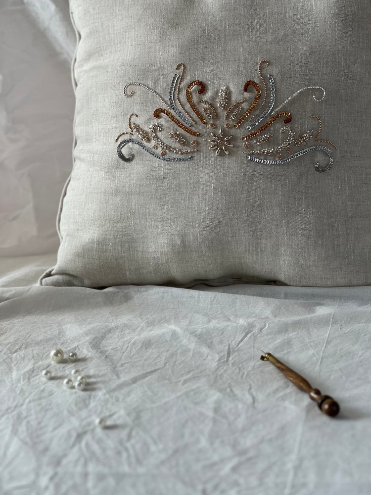 Coussin en lin broderie Lunéville arabesque