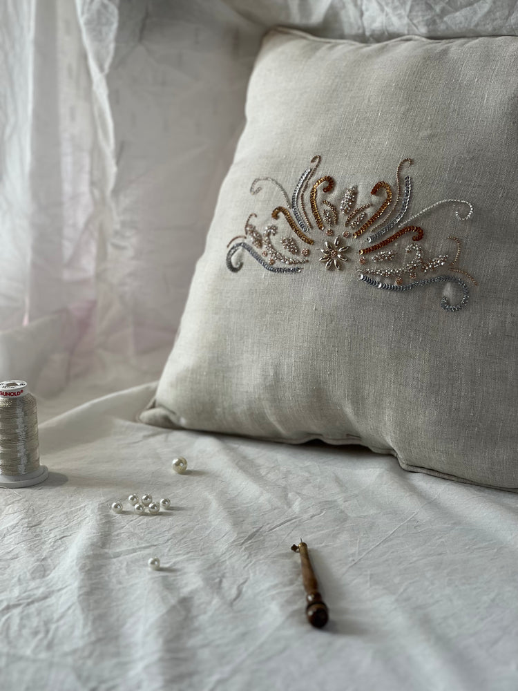 Coussin en lin broderie Lunéville arabesque