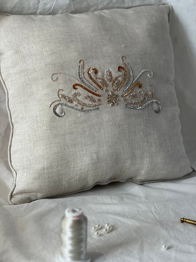 Coussin en lin broderie Lunéville arabesque