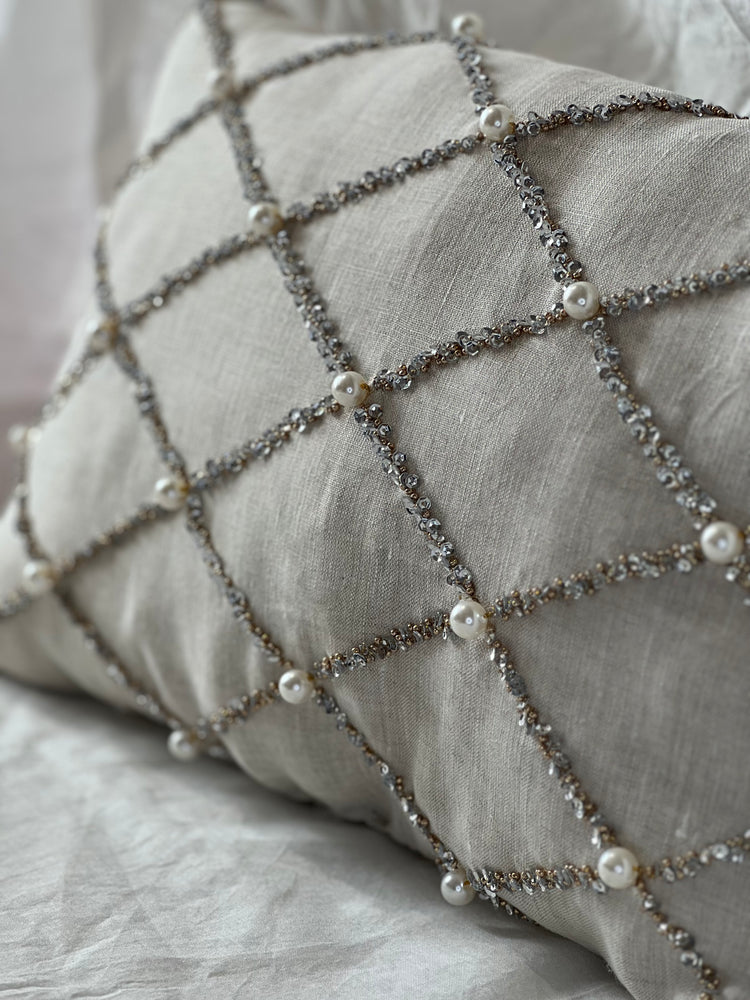 Coussin en lin, broderie perlée quadrillage