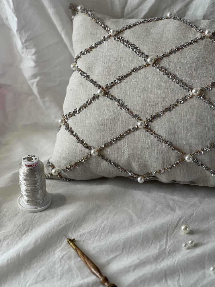 Coussin en lin, broderie perlée quadrillage
