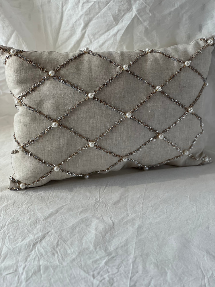 Coussin en lin, broderie perlée quadrillage