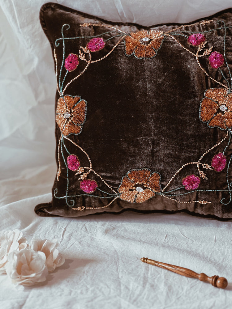 Coussin en velours brodé