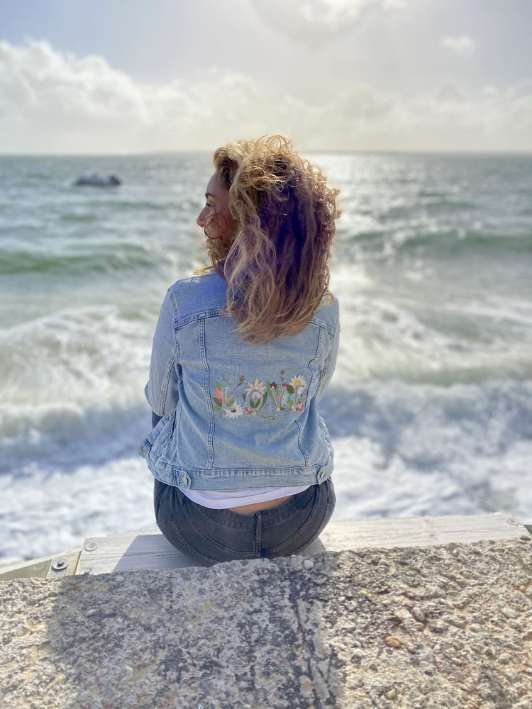 Veste en jean broderie motifs fleuris
