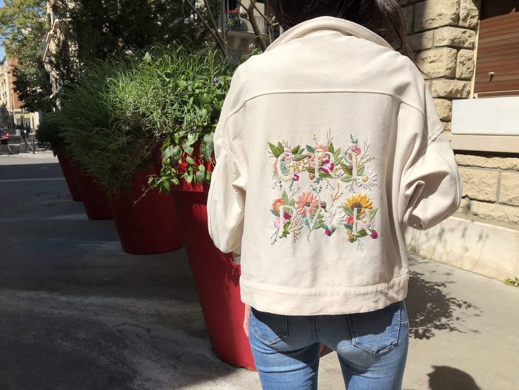 Veste en jean broderie motifs fleuris