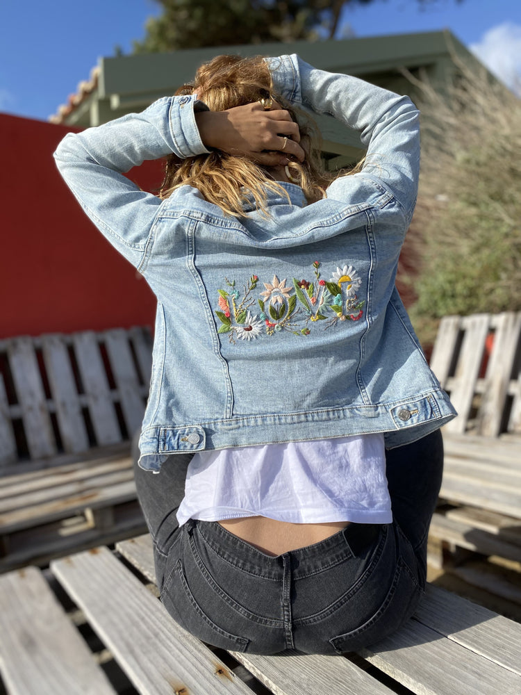 Veste en jean broderie motifs fleuris