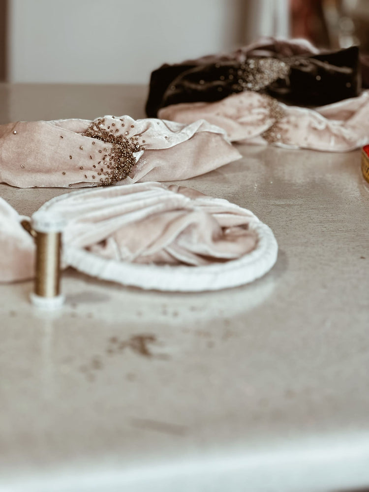 Headband en velours brodé