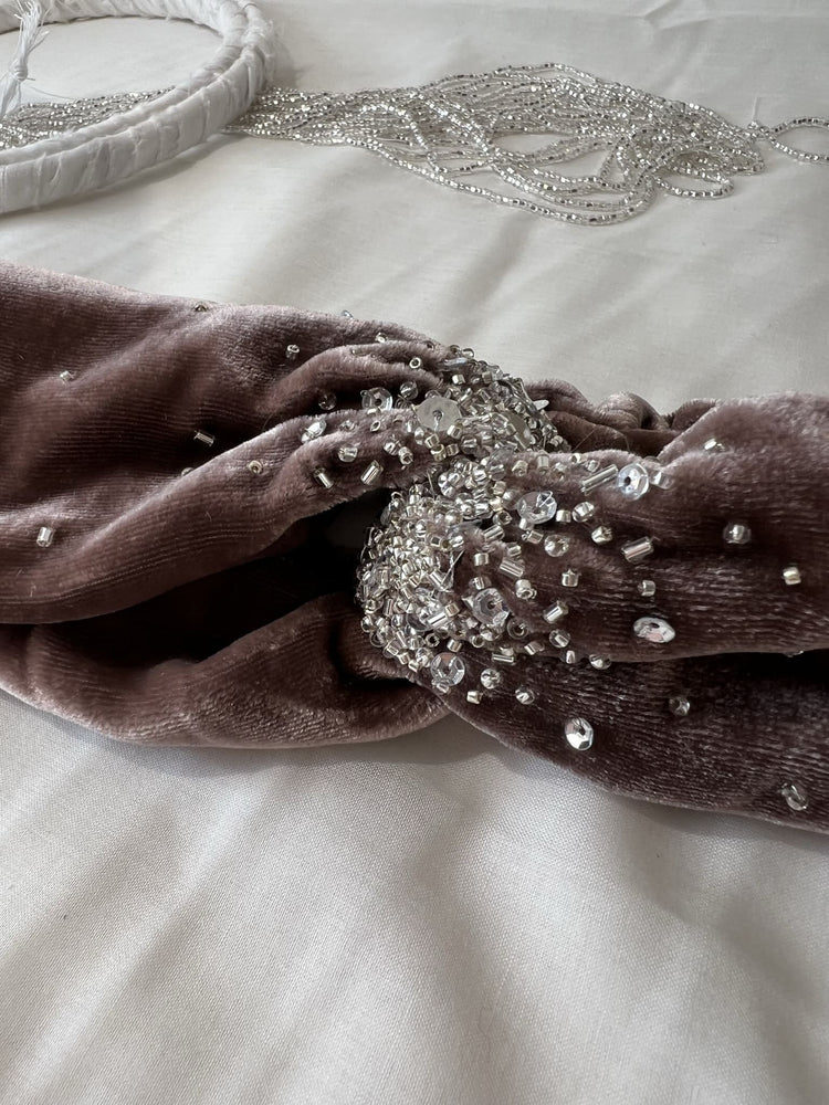 Headband en velours brodé