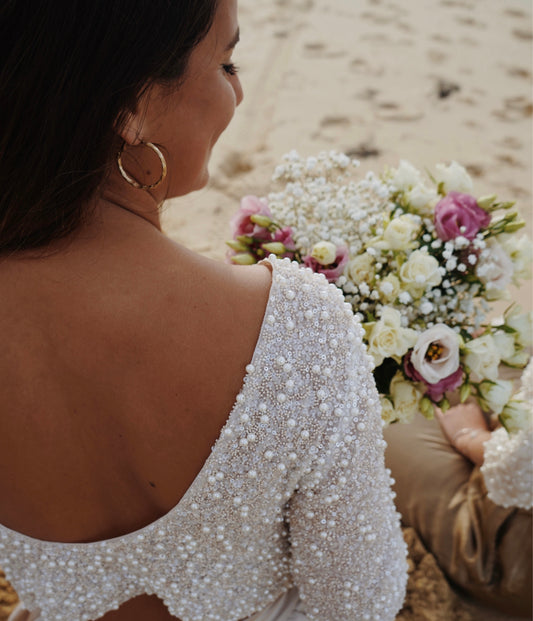 Haut dos nu brodé à la main, avec des perles et paillettes. Pour mariage ou cérémonie. 