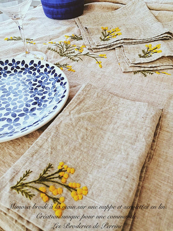 mimosa brodée main nappe et serviette